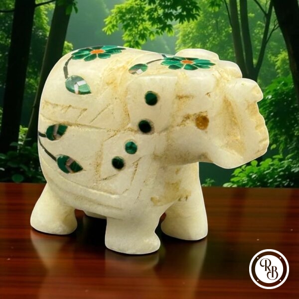 Ancienne miniature d'Eléphant en pierre marbrière incrustée de pierres semi-précieuses (2 fleurs vertes) réalisée et sculptée à la main - Asie - Datant des années 80 - Collection - Décoration - Vintage