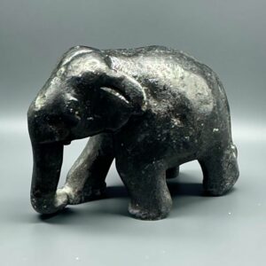 Ancienne miniature d'Eléphant en pierre dure (noire) réalisée et sculptée à la main - Asie - Datant des années 80 - Collection - Décoration - Vintage