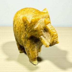 Ancienne miniature d'Eléphant en pierre dure (marron) réalisée et sculpté à la main - Asie - Datant des années 80 - Collection - Décoration - Vintage