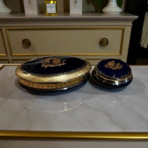 Lot de deux boites à bijoux ou autres - En porcelaine de Limoges - Claude Brachet - Bleu cobalt foncé à décor doré or - Collection - Déco
