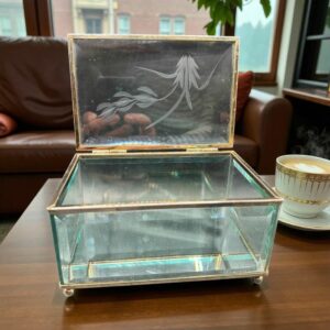 Ancien coffret/boite à bijoux rectangulaire - En verre vert scintillant et biseauté sur les cotés, Couvercle à charnière avec décor floral taillé - Monture en laiton et fond avec miroir - Collection - Déco