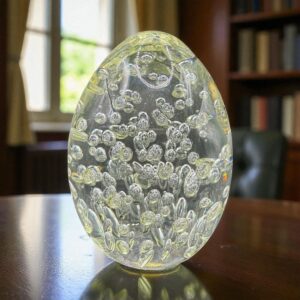 Sulfure (Presse papier en verre) en forme d'œuf avec de grosses bulles - De couleur jaune pâle - Déco - Collection - Diamètre ~9 cm