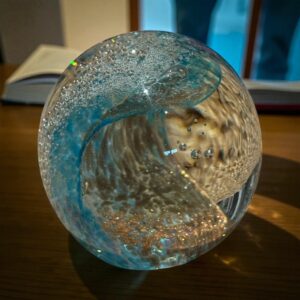 Magnifique sulfure (Presse papier en verre) en forme de boule représentant une vague - De couleur bleue - Déco - Collection - Diamètre ~8 cm