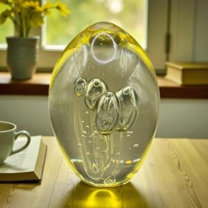 Magnifique sulfure (Presse papier en verre) en forme d'œuf avec des grosses bulles - De couleur jaune - Déco - Collection - Diamètre ~6 cm