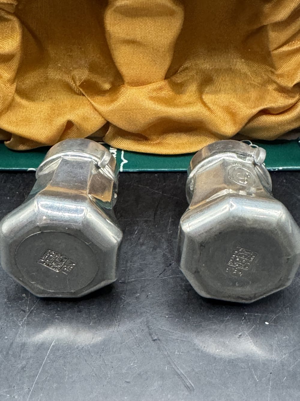 Lot de 2 anciens Salerons des Etains du Manoir - Etain massif avec estampille - Dans leur boîte d'origine - Vers 1950 - Collection - Décoration – Image 3