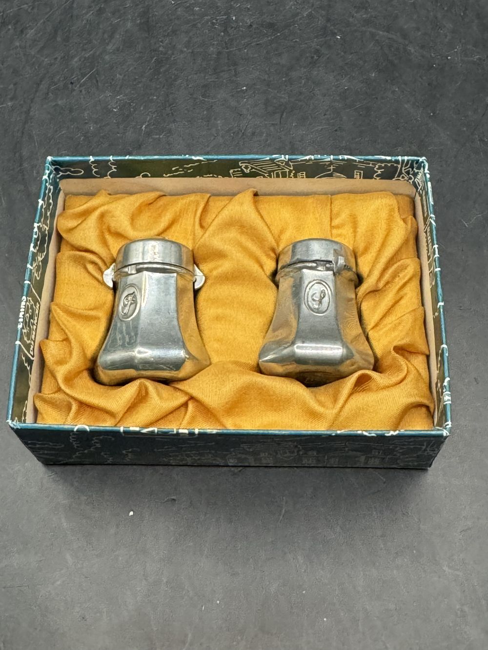 Lot de 2 anciens Salerons des Etains du Manoir - Etain massif avec estampille - Dans leur boîte d'origine - Vers 1950 - Collection - Décoration – Image 5
