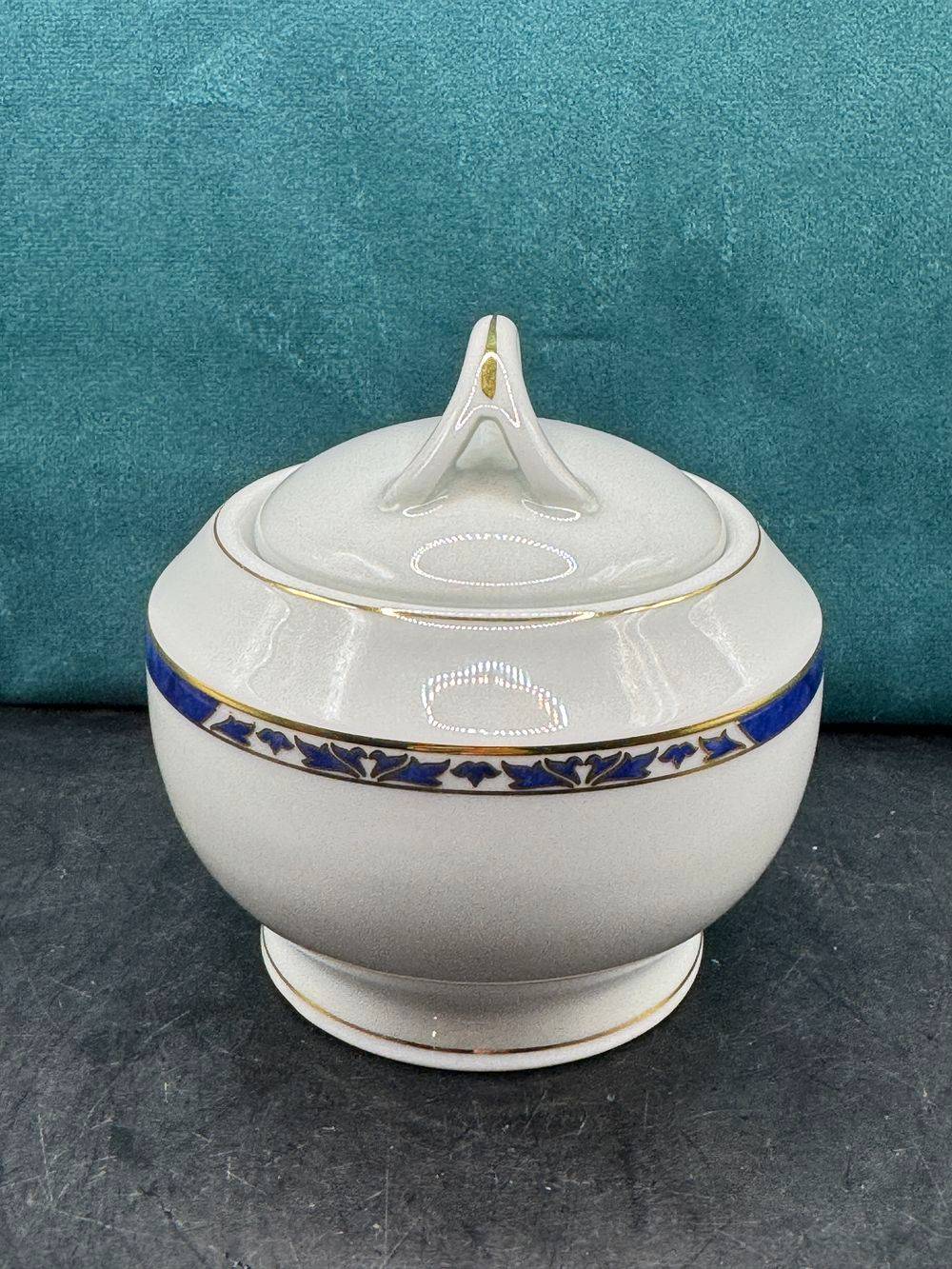 Un joli sucrier en porcelaine blanche de Limoges signé Philippe Deshoulières - Modèle Auray avec filet d'or - Estampillé - bleu et doré - Décoration - Collection – Image 2