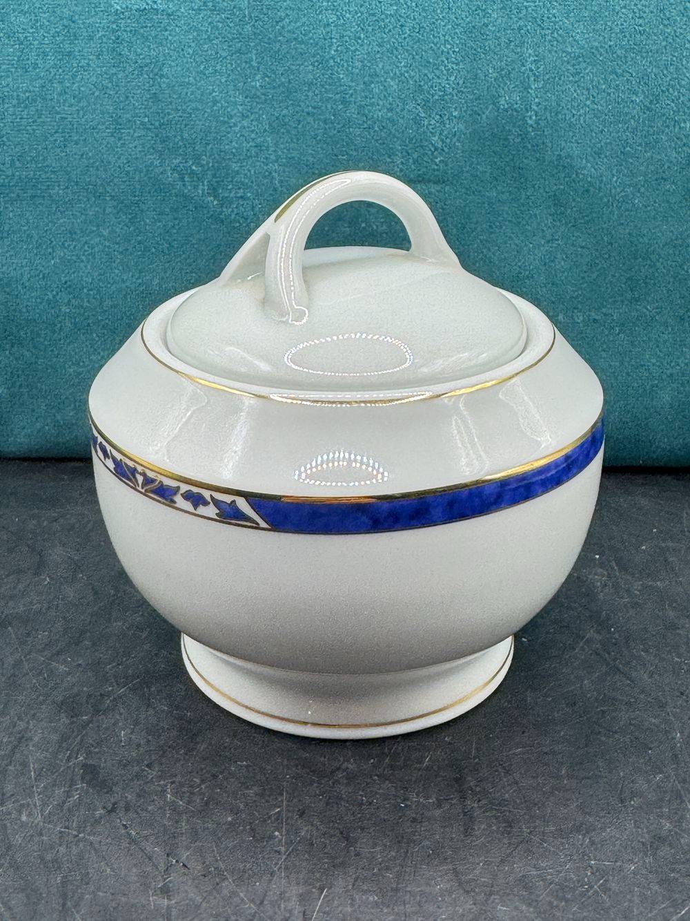 Un joli sucrier en porcelaine blanche de Limoges signé Philippe Deshoulières - Modèle Auray avec filet d'or - Estampillé - bleu et doré - Décoration - Collection – Image 3