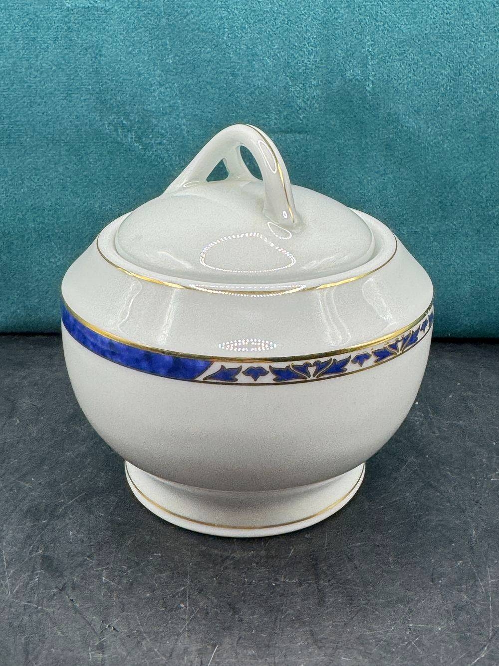 Un joli sucrier en porcelaine blanche de Limoges signé Philippe Deshoulières - Modèle Auray avec filet d'or - Estampillé - bleu et doré - Décoration - Collection – Image 4