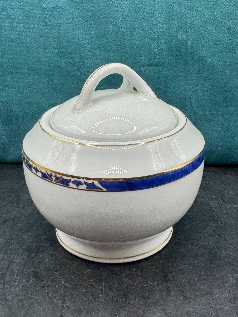 Un joli sucrier en porcelaine blanche de Limoges signé Philippe Deshoulières - Modèle Auray avec filet d'or - Estampillé - bleu et doré - Décoration - Collection – Image 5