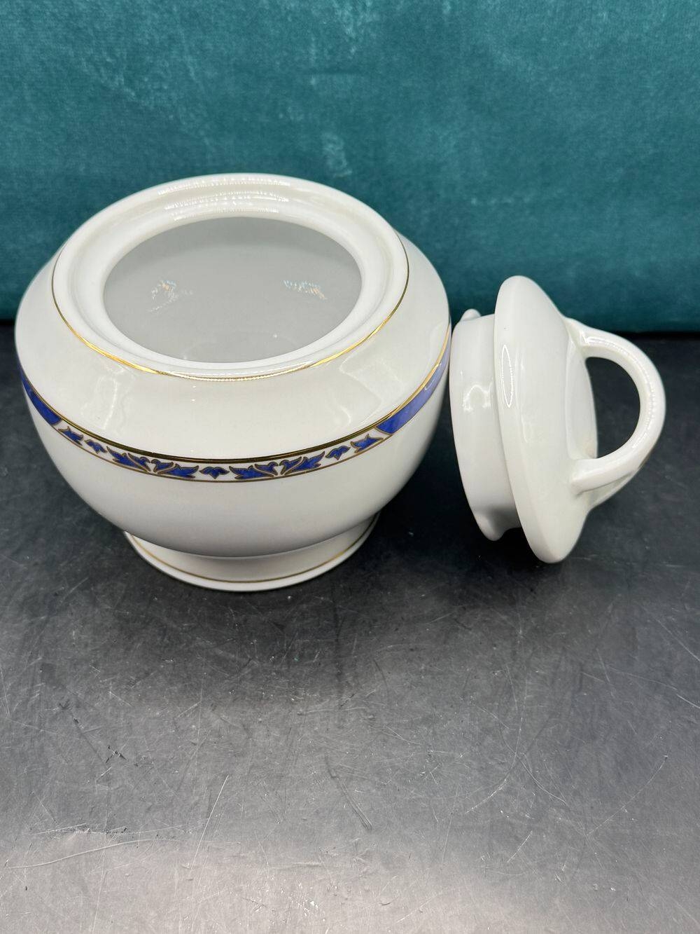 Un joli sucrier en porcelaine blanche de Limoges signé Philippe Deshoulières - Modèle Auray avec filet d'or - Estampillé - bleu et doré - Décoration - Collection – Image 6