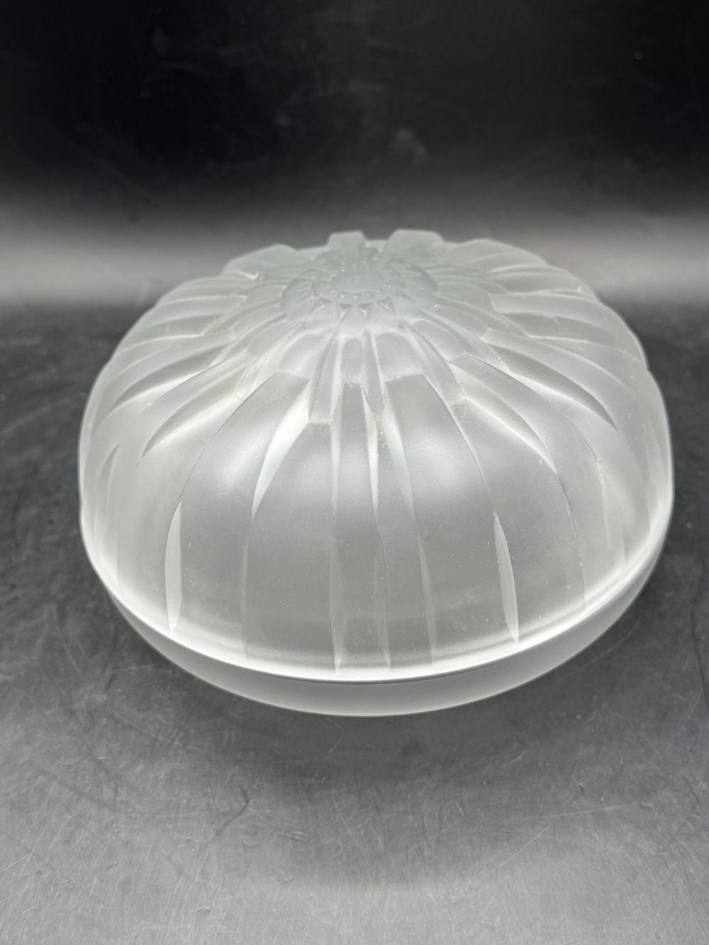 Ancienne et rare bonbonnière en verre opaque - Modèle Chrysanthème d'André Hunebelle - Maître verrier - Typique de l’époque Art déco 1930 - Collection - Déco – Image 3