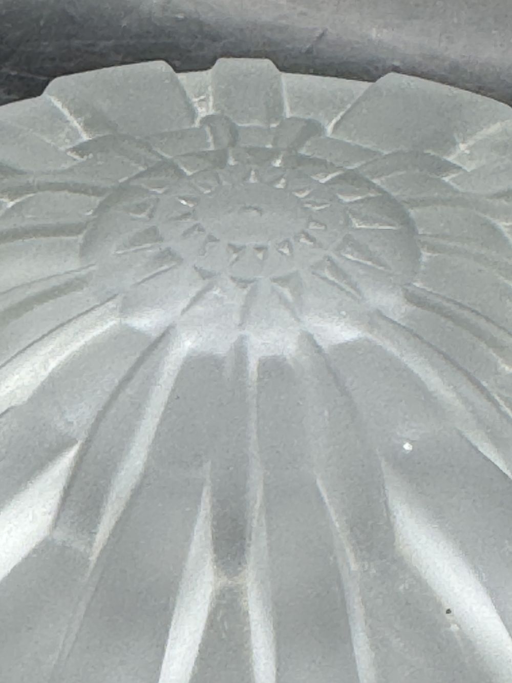 Ancienne et rare bonbonnière en verre opaque - Modèle Chrysanthème d'André Hunebelle - Maître verrier - Typique de l’époque Art déco 1930 - Collection - Déco – Image 4