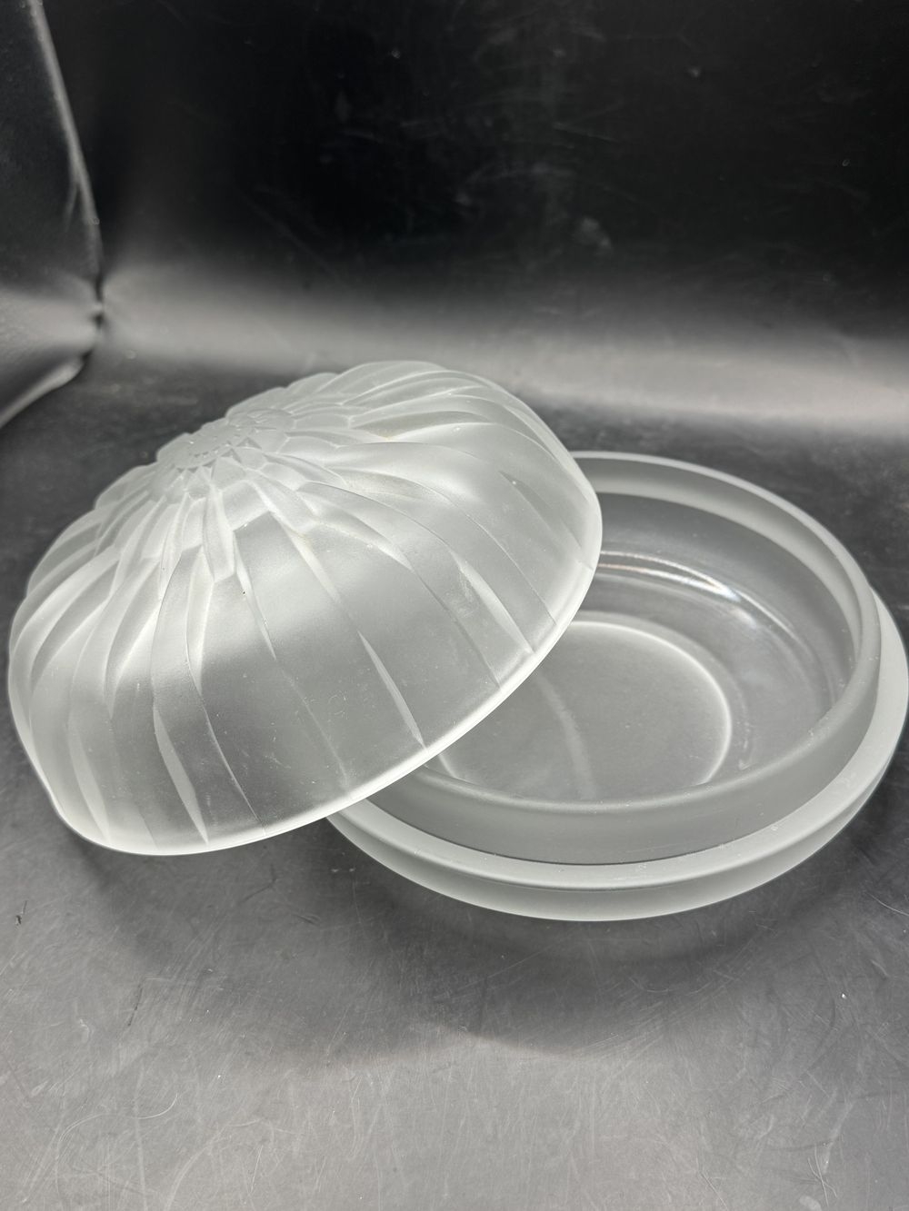 Ancienne et rare bonbonnière en verre opaque - Modèle Chrysanthème d'André Hunebelle - Maître verrier - Typique de l’époque Art déco 1930 - Collection - Déco – Image 5