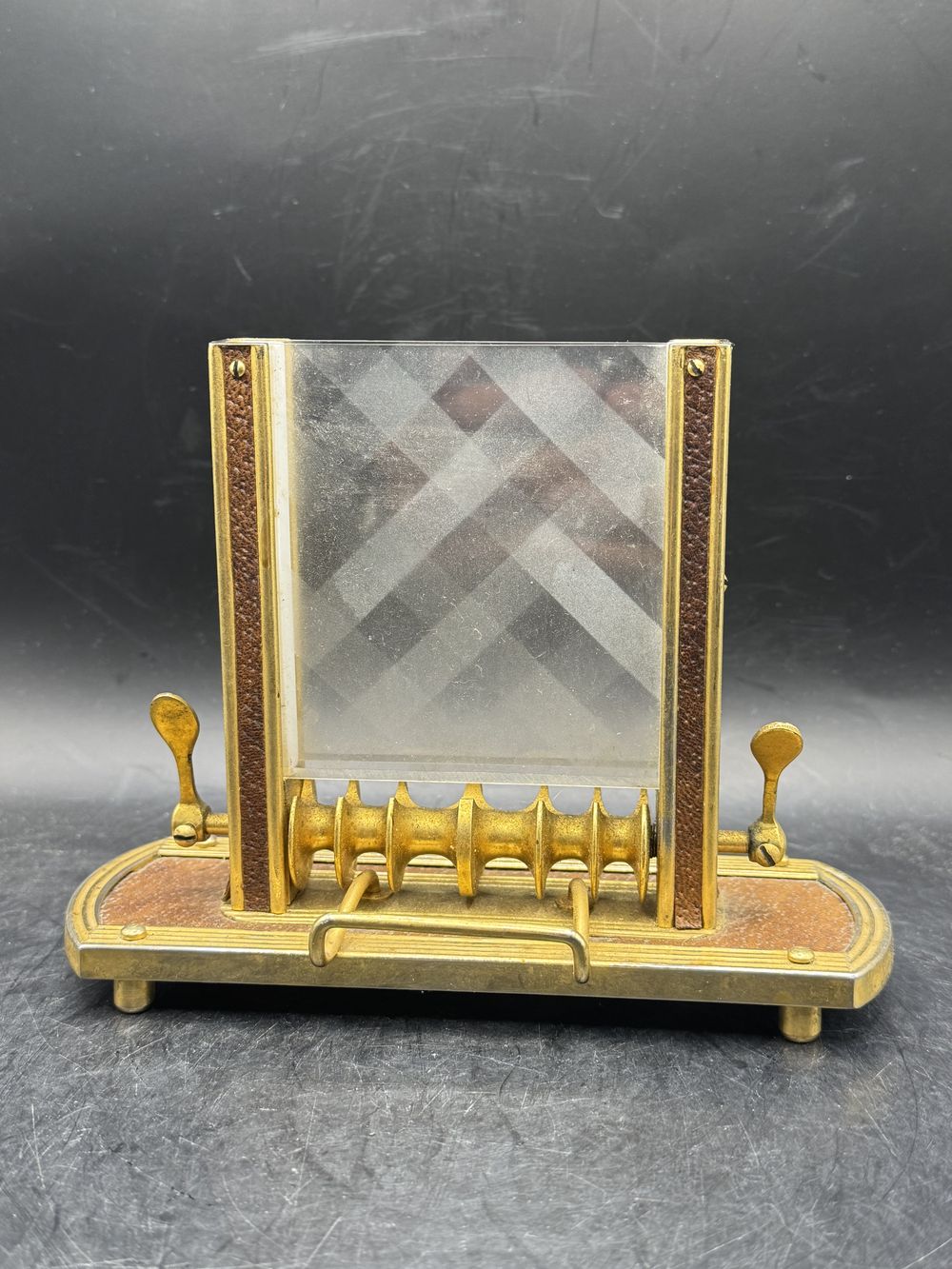 Ancien et rare distributeur de cigarettes articulé avec des éléments en laiton et en cuir ou simili - Vers 1950 - Collection - Déco - Vintage – Image 2