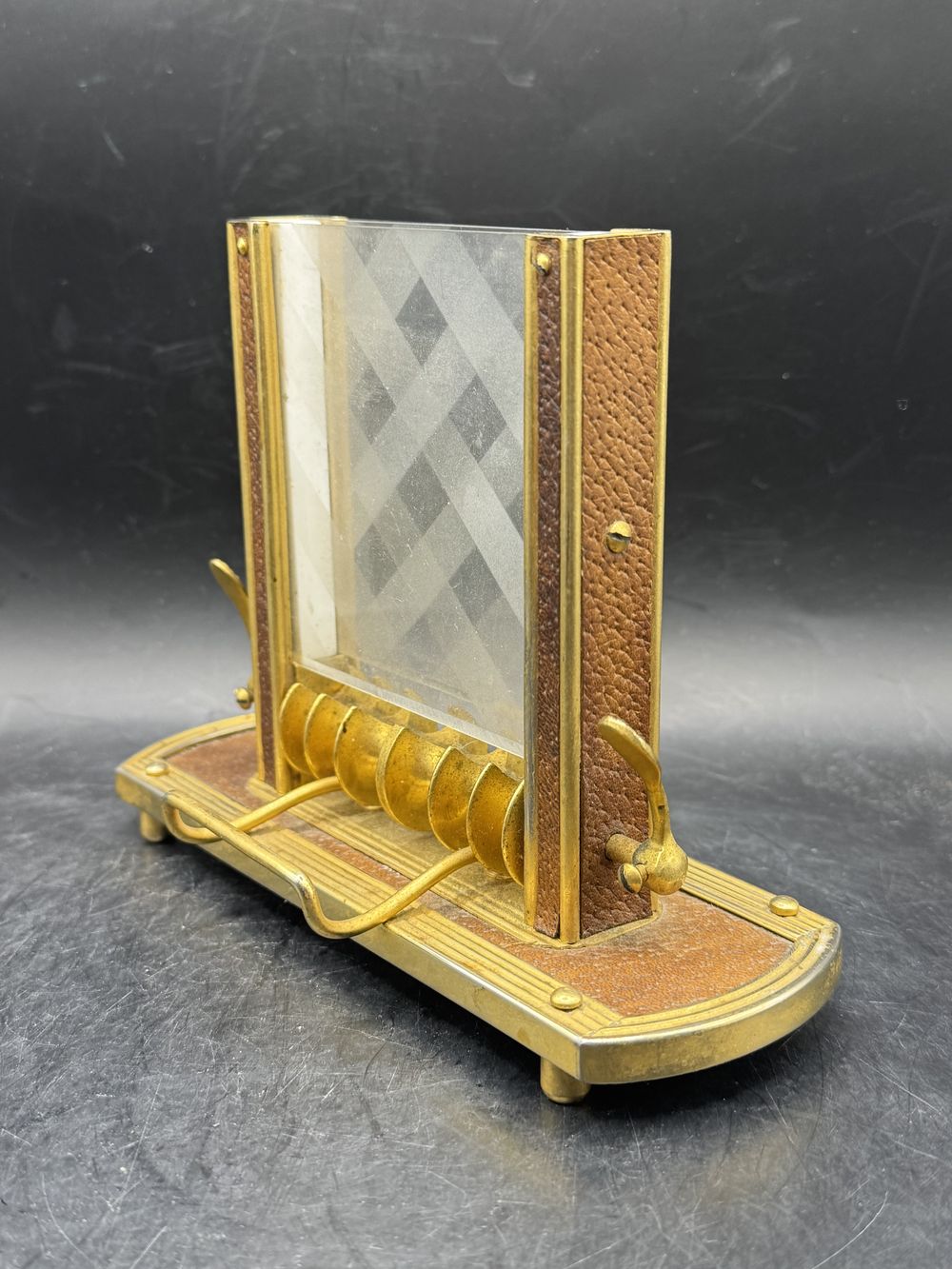 Ancien et rare distributeur de cigarettes articulé avec des éléments en laiton et en cuir ou simili - Vers 1950 - Collection - Déco - Vintage – Image 3