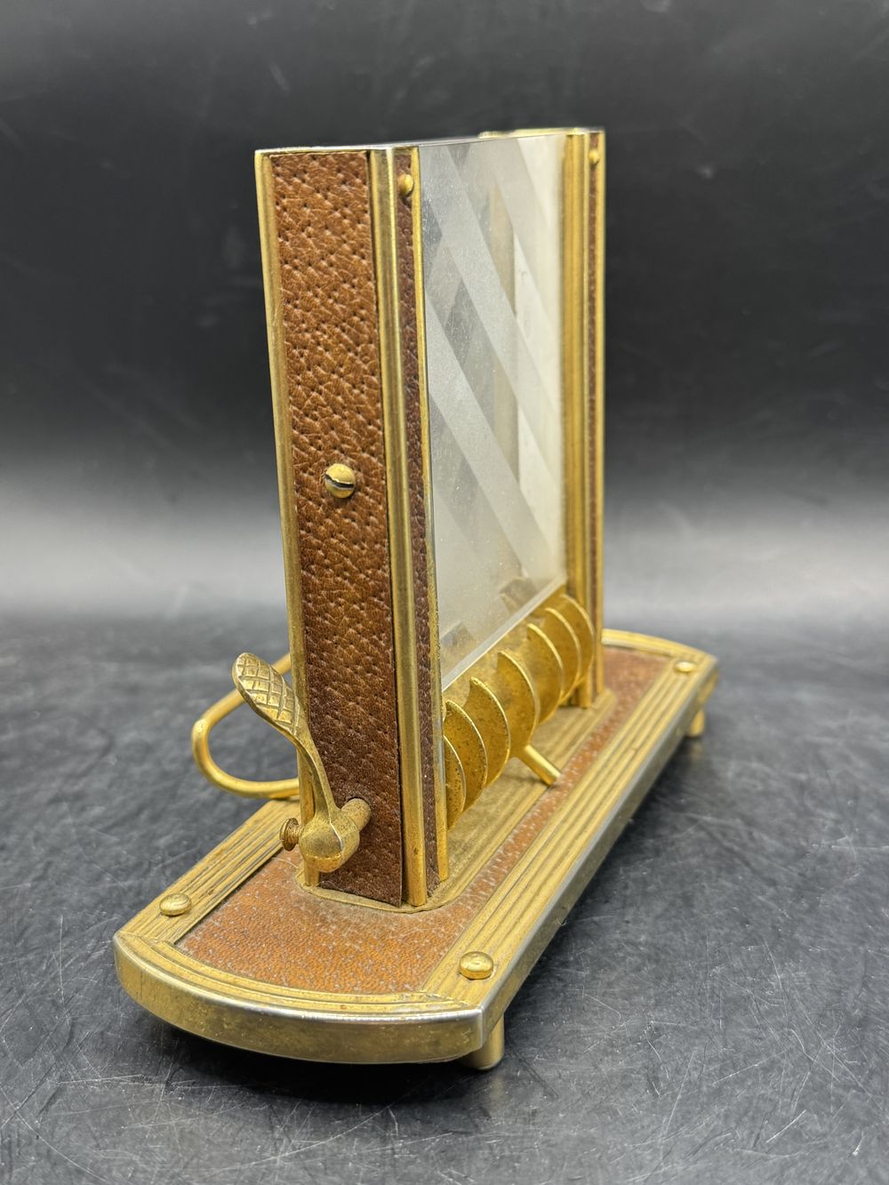 Ancien et rare distributeur de cigarettes articulé avec des éléments en laiton et en cuir ou simili - Vers 1950 - Collection - Déco - Vintage – Image 4