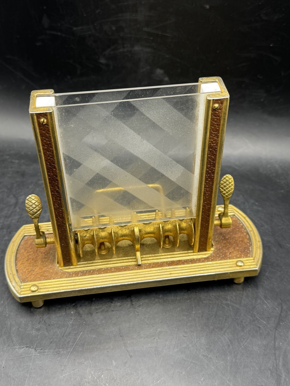 Ancien et rare distributeur de cigarettes articulé avec des éléments en laiton et en cuir ou simili - Vers 1950 - Collection - Déco - Vintage – Image 5