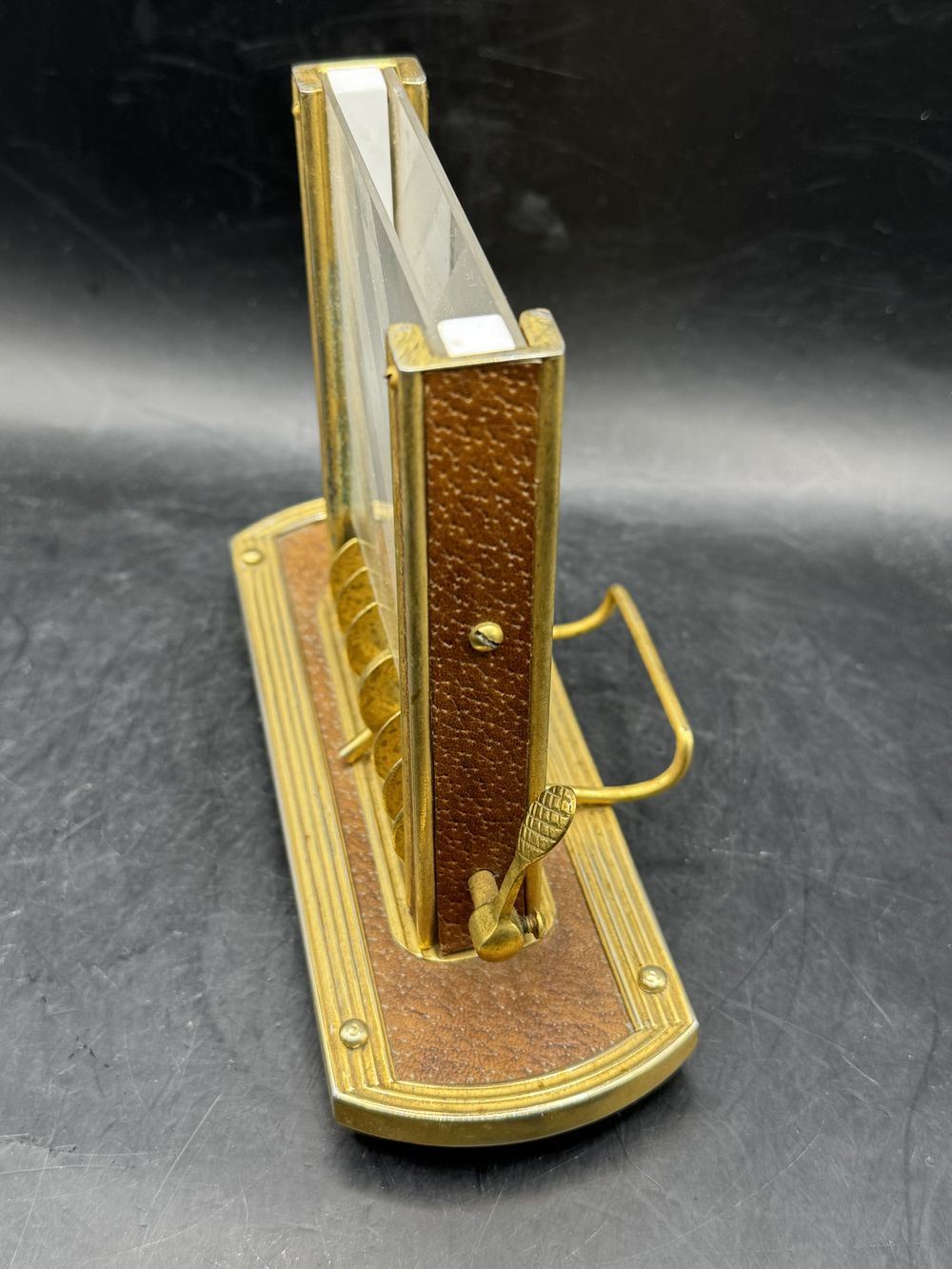 Ancien et rare distributeur de cigarettes articulé avec des éléments en laiton et en cuir ou simili - Vers 1950 - Collection - Déco - Vintage – Image 6