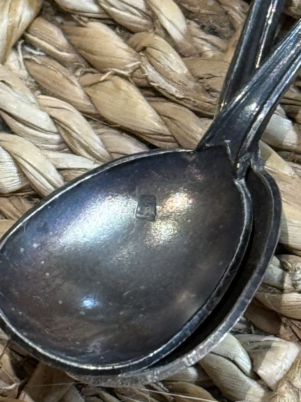 Paire de salerons (sel/poivre) en porcelaine de Limoges peint à la main et leurs deux cuillères en métal argenté - France - Collection - Art Déco – Image 2