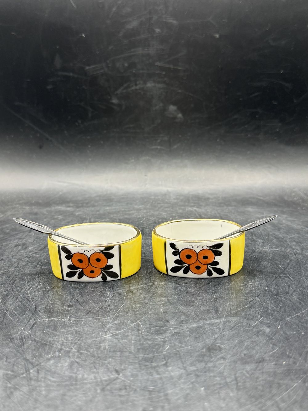 Paire de salerons (sel/poivre) en porcelaine de Limoges peint à la main et leurs deux cuillères en métal argenté - France - Collection - Art Déco – Image 3