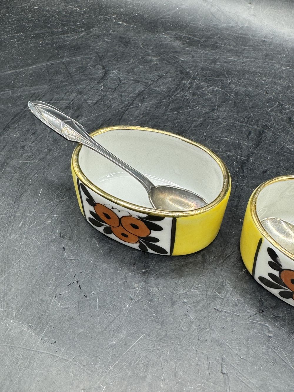 Paire de salerons (sel/poivre) en porcelaine de Limoges peint à la main et leurs deux cuillères en métal argenté - France - Collection - Art Déco – Image 4