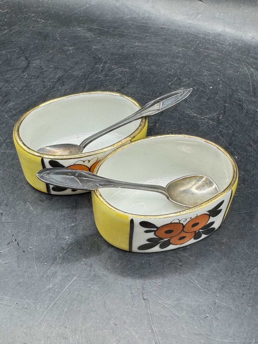 Paire de salerons (sel/poivre) en porcelaine de Limoges peint à la main et leurs deux cuillères en métal argenté - France - Collection - Art Déco – Image 5