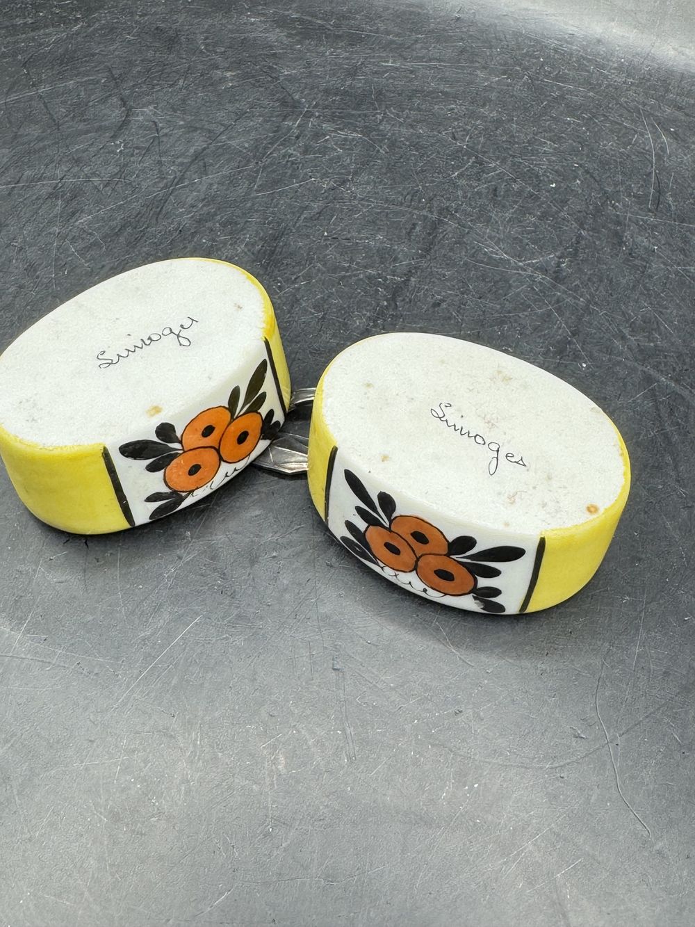 Paire de salerons (sel/poivre) en porcelaine de Limoges peint à la main et leurs deux cuillères en métal argenté - France - Collection - Art Déco – Image 6