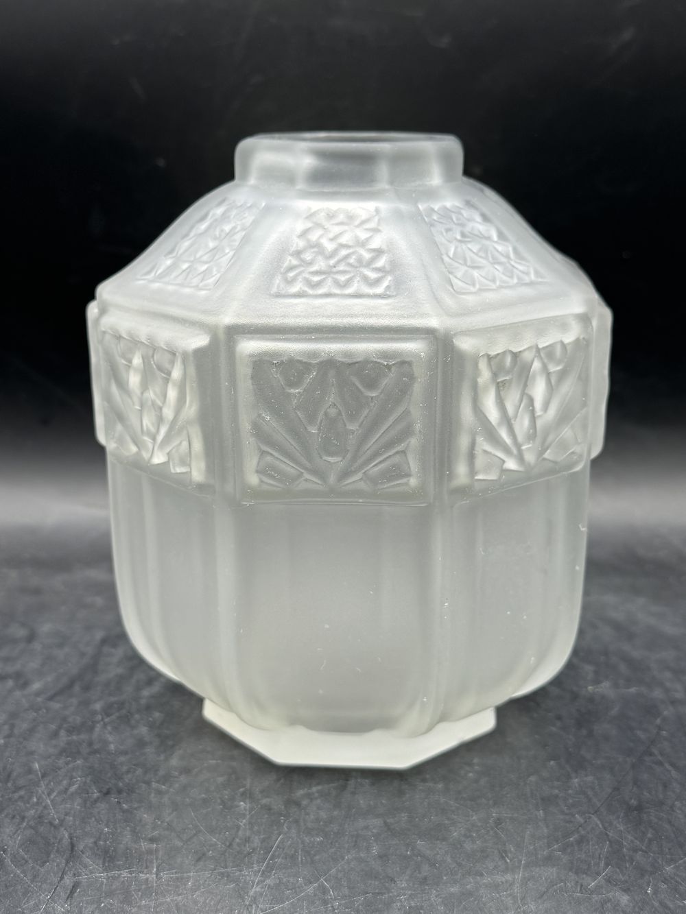 Ancien et rare Vase Espaivet - Octogonal et en verre blanc moulé, satiné et reliefs polis - Signé - De l’époque Art déco vers 1930 - Collection – Image 2