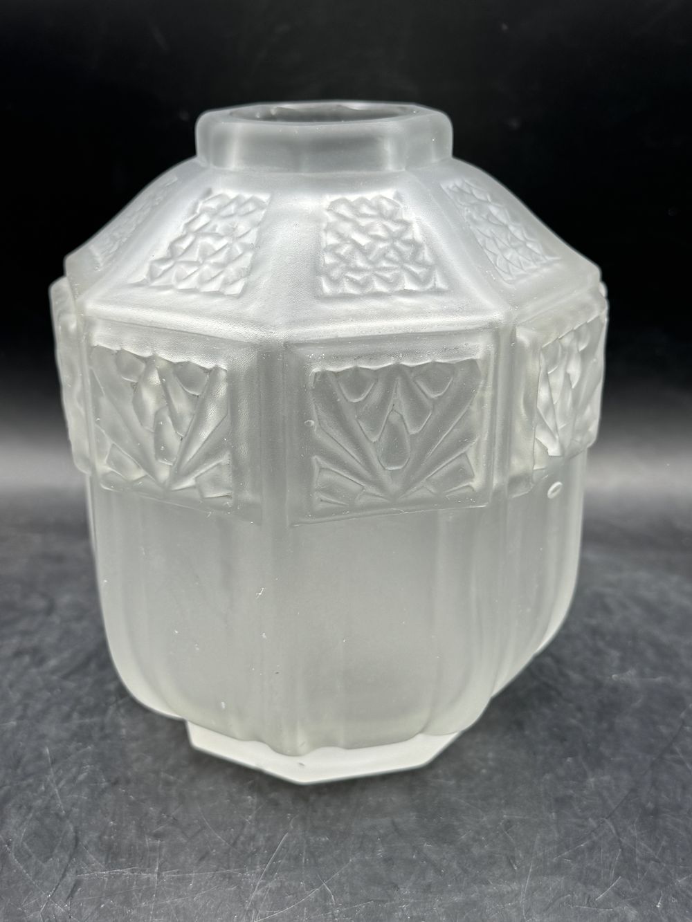 Ancien et rare Vase Espaivet - Octogonal et en verre blanc moulé, satiné et reliefs polis - Signé - De l’époque Art déco vers 1930 - Collection – Image 3