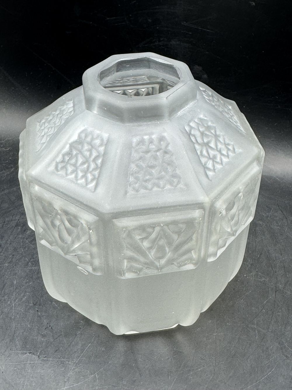 Ancien et rare Vase Espaivet - Octogonal et en verre blanc moulé, satiné et reliefs polis - Signé - De l’époque Art déco vers 1930 - Collection – Image 4