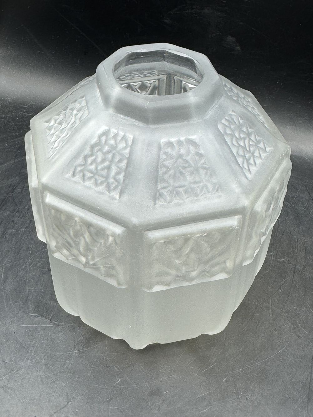 Ancien et rare Vase Espaivet - Octogonal et en verre blanc moulé, satiné et reliefs polis - Signé - De l’époque Art déco vers 1930 - Collection – Image 5