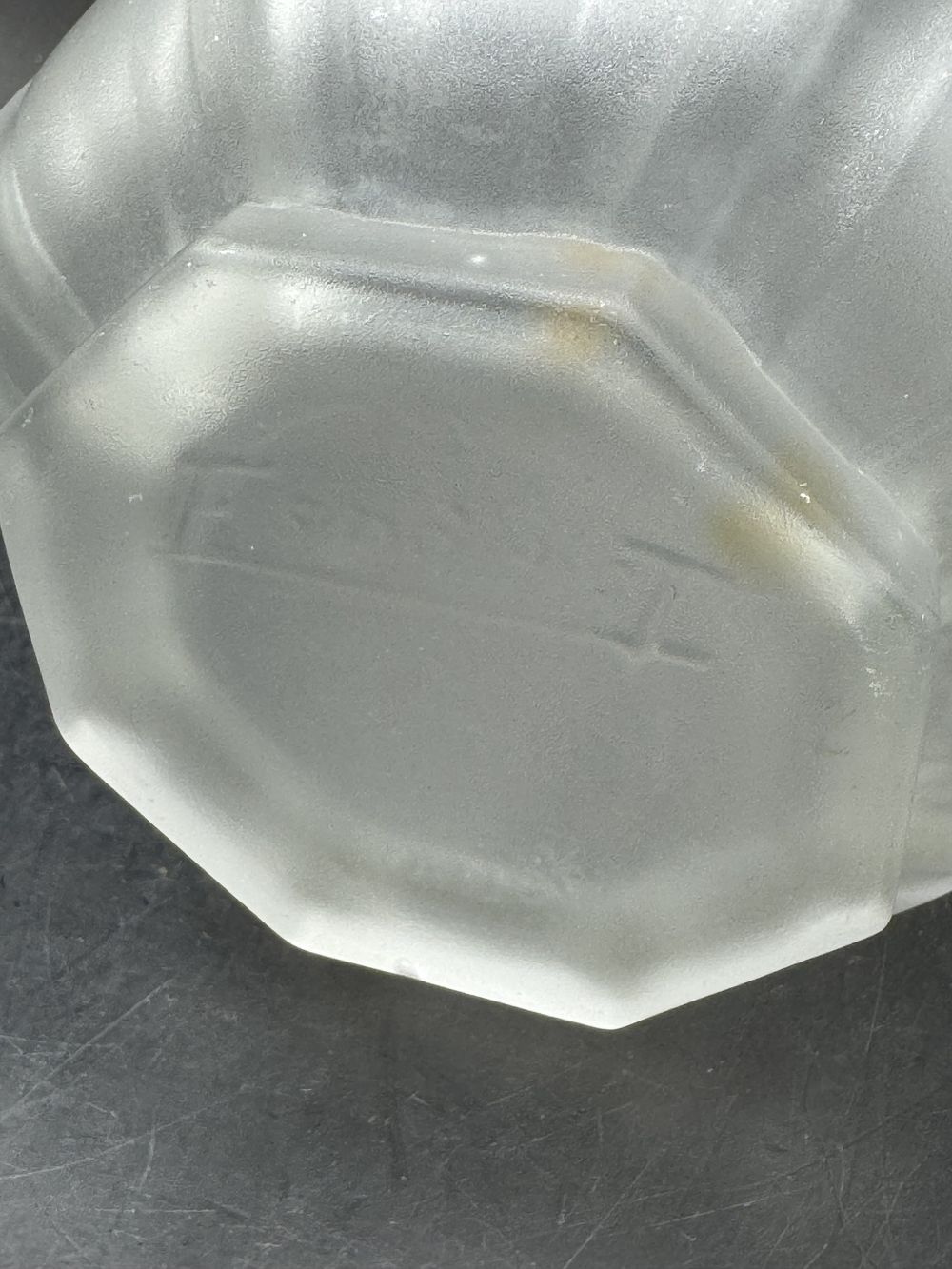 Ancien et rare Vase Espaivet - Octogonal et en verre blanc moulé, satiné et reliefs polis - Signé - De l’époque Art déco vers 1930 - Collection – Image 6