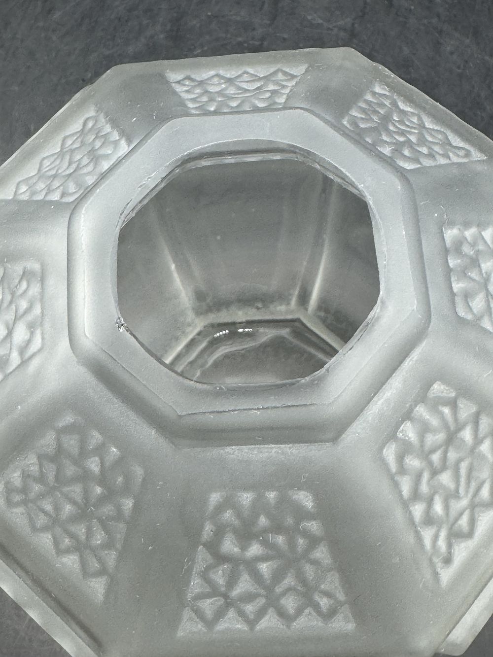 Ancien et rare Vase Espaivet - Octogonal et en verre blanc moulé, satiné et reliefs polis - Signé - De l’époque Art déco vers 1930 - Collection – Image 7