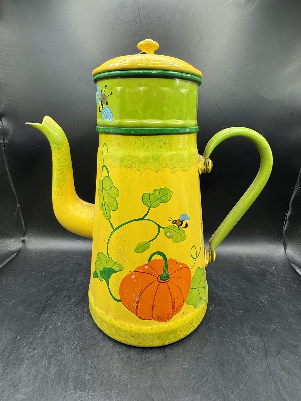 Ancienne et charmante cafetière en tôle émaillée et décorée à la main - Vers 1950 - Jaune - Vert - Orange citrouille - Décoration - Collection – Image 2