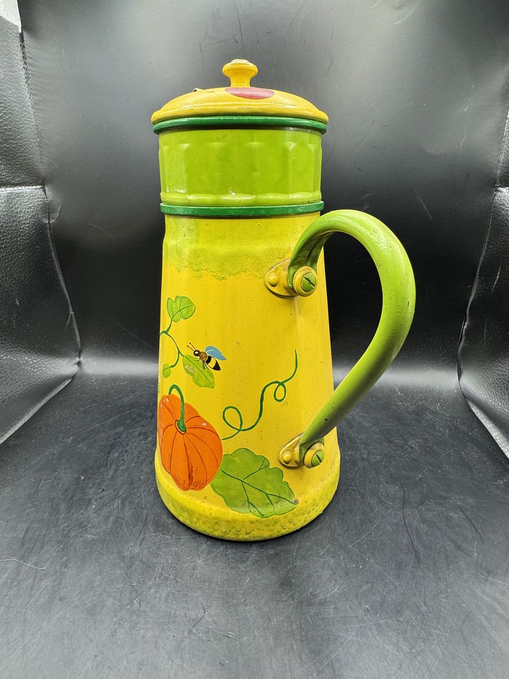 Ancienne et charmante cafetière en tôle émaillée et décorée à la main - Vers 1950 - Jaune - Vert - Orange citrouille - Décoration - Collection – Image 3