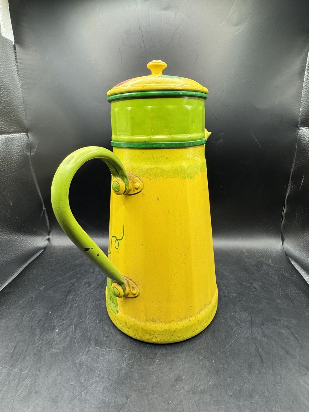 Ancienne et charmante cafetière en tôle émaillée et décorée à la main - Vers 1950 - Jaune - Vert - Orange citrouille - Décoration - Collection – Image 4