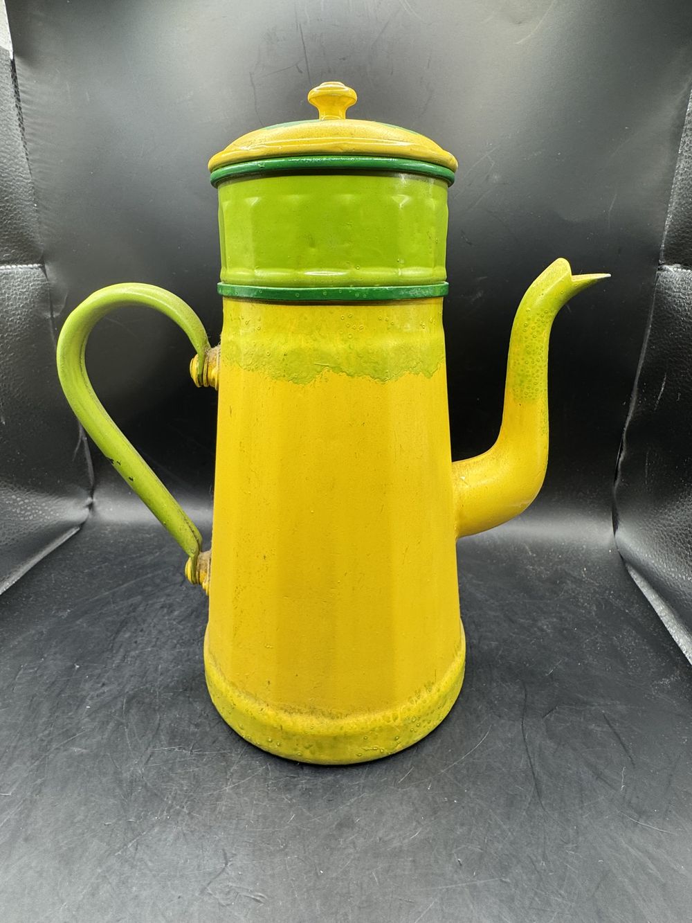 Ancienne et charmante cafetière en tôle émaillée et décorée à la main - Vers 1950 - Jaune - Vert - Orange citrouille - Décoration - Collection – Image 5