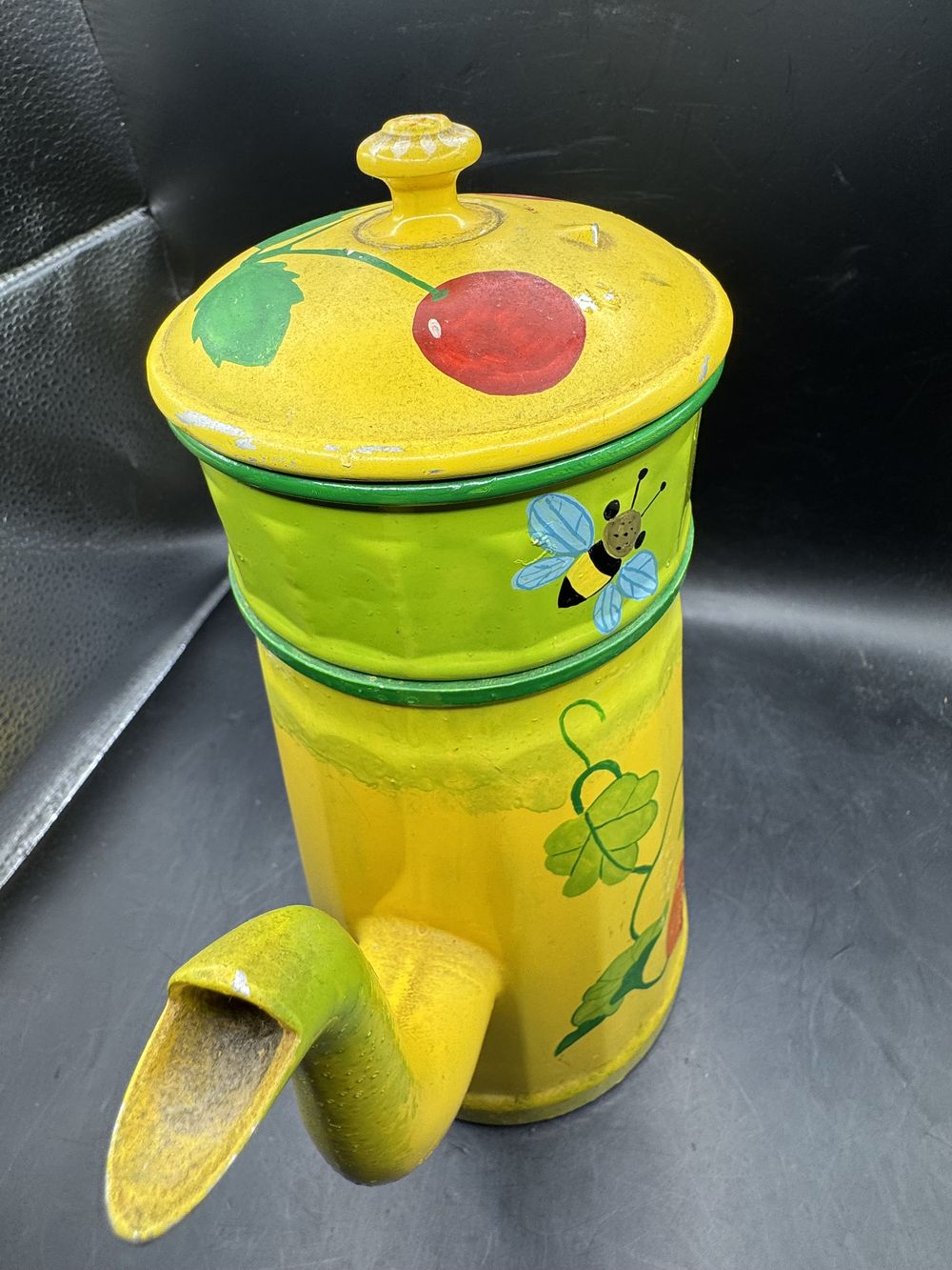 Ancienne et charmante cafetière en tôle émaillée et décorée à la main - Vers 1950 - Jaune - Vert - Orange citrouille - Décoration - Collection – Image 6