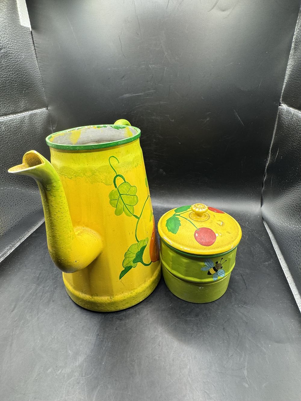 Ancienne et charmante cafetière en tôle émaillée et décorée à la main - Vers 1950 - Jaune - Vert - Orange citrouille - Décoration - Collection – Image 7
