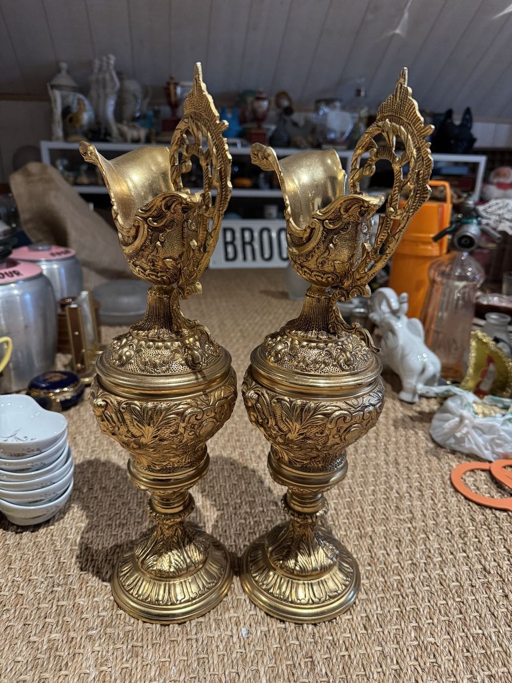 Ancienne paire d'Aiguières décoratives en bronze à patine dorée de la fin du 19ème - Anses à décor de dragon ailé - Imposante dimension - 41cm de hauteur - Collection – Image 2