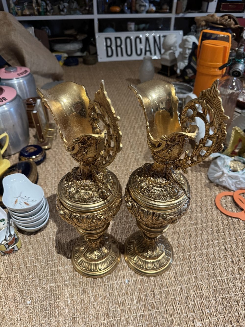 Ancienne paire d'Aiguières décoratives en bronze à patine dorée de la fin du 19ème - Anses à décor de dragon ailé - Imposante dimension - 41cm de hauteur - Collection – Image 3