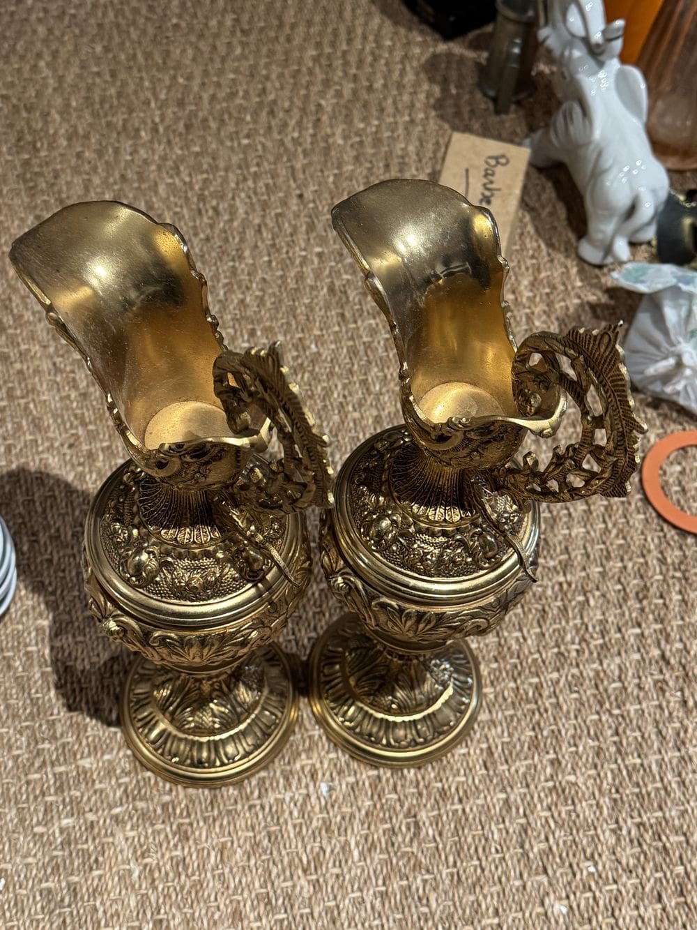 Ancienne paire d'Aiguières décoratives en bronze à patine dorée de la fin du 19ème - Anses à décor de dragon ailé - Imposante dimension - 41cm de hauteur - Collection – Image 5