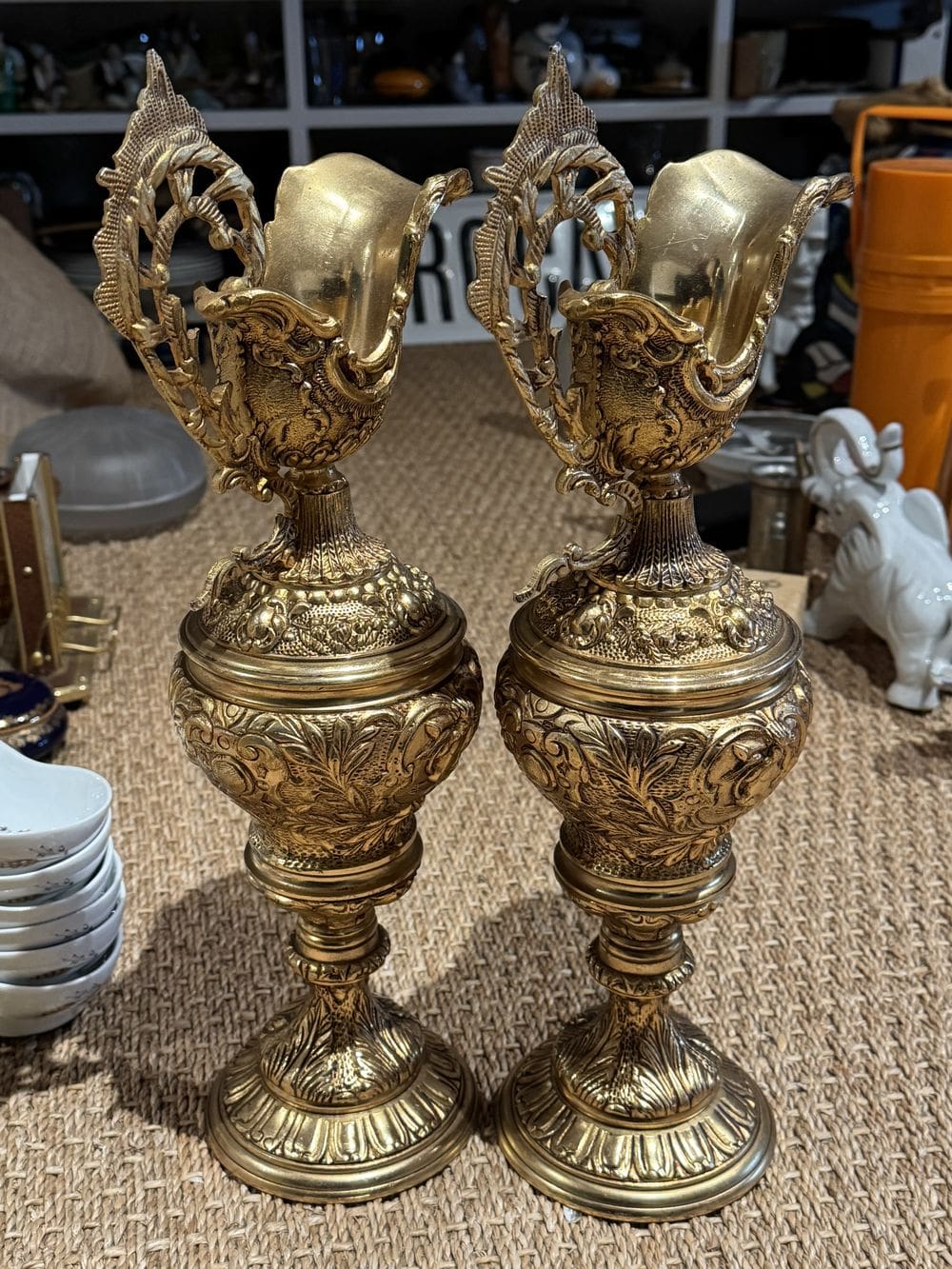 Ancienne paire d'Aiguières décoratives en bronze à patine dorée de la fin du 19ème - Anses à décor de dragon ailé - Imposante dimension - 41cm de hauteur - Collection – Image 6