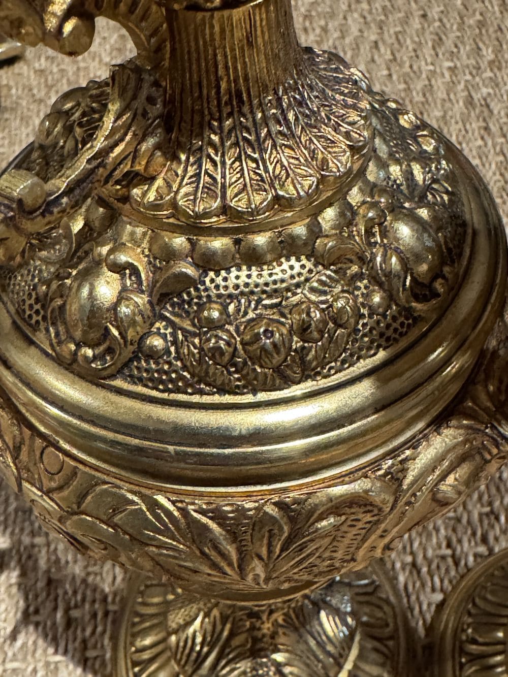 Ancienne paire d'Aiguières décoratives en bronze à patine dorée de la fin du 19ème - Anses à décor de dragon ailé - Imposante dimension - 41cm de hauteur - Collection – Image 7