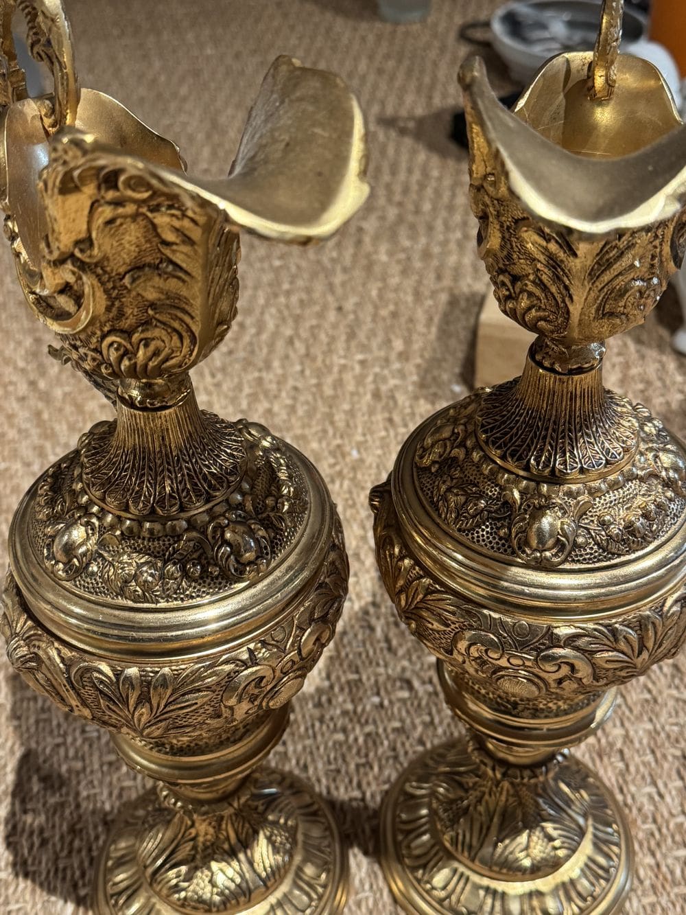 Ancienne paire d'Aiguières décoratives en bronze à patine dorée de la fin du 19ème - Anses à décor de dragon ailé - Imposante dimension - 41cm de hauteur - Collection – Image 8