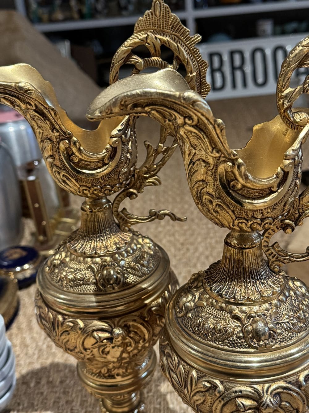 Ancienne paire d'Aiguières décoratives en bronze à patine dorée de la fin du 19ème - Anses à décor de dragon ailé - Imposante dimension - 41cm de hauteur - Collection – Image 9