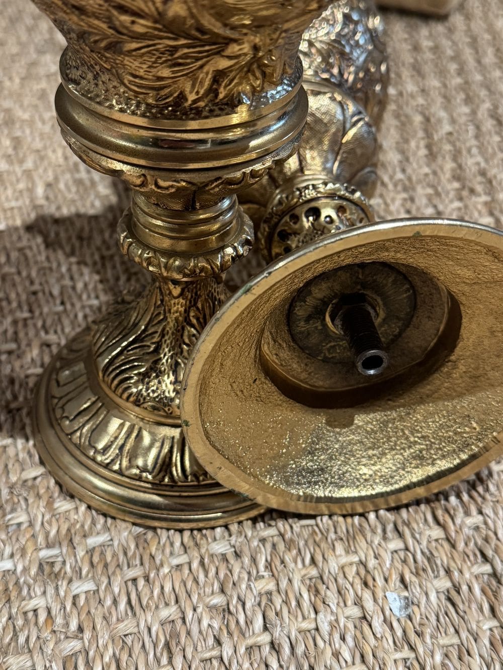 Ancienne paire d'Aiguières décoratives en bronze à patine dorée de la fin du 19ème - Anses à décor de dragon ailé - Imposante dimension - 41cm de hauteur - Collection – Image 10