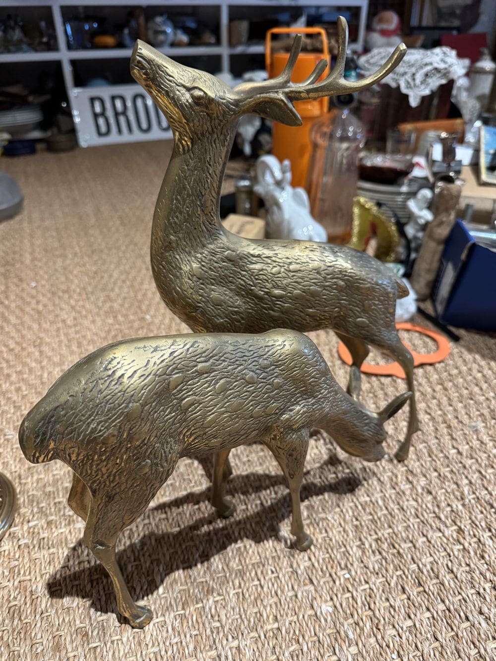 Anciennes statuettes - Paire de cerf/biche en laiton massif doré - Imposantes dimensions 35 et 24cm - Collection - Déco - Vintage – Image 3