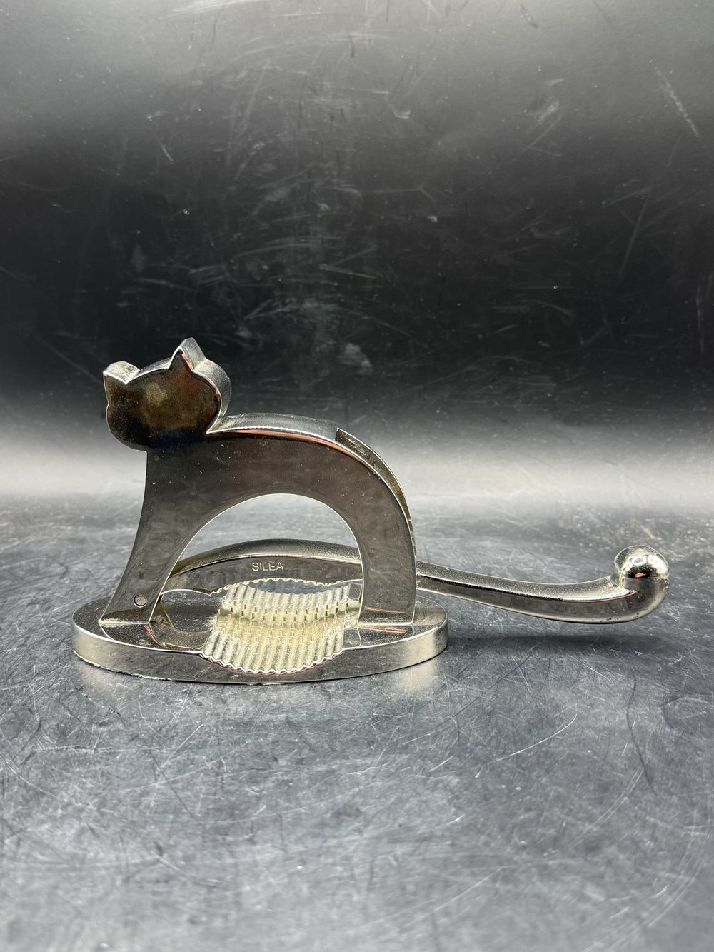 Casse-noix chat en métal chromé - Siléa - Des années 70 - Pièce originale à la fois utile et décorative - Collection – Image 2